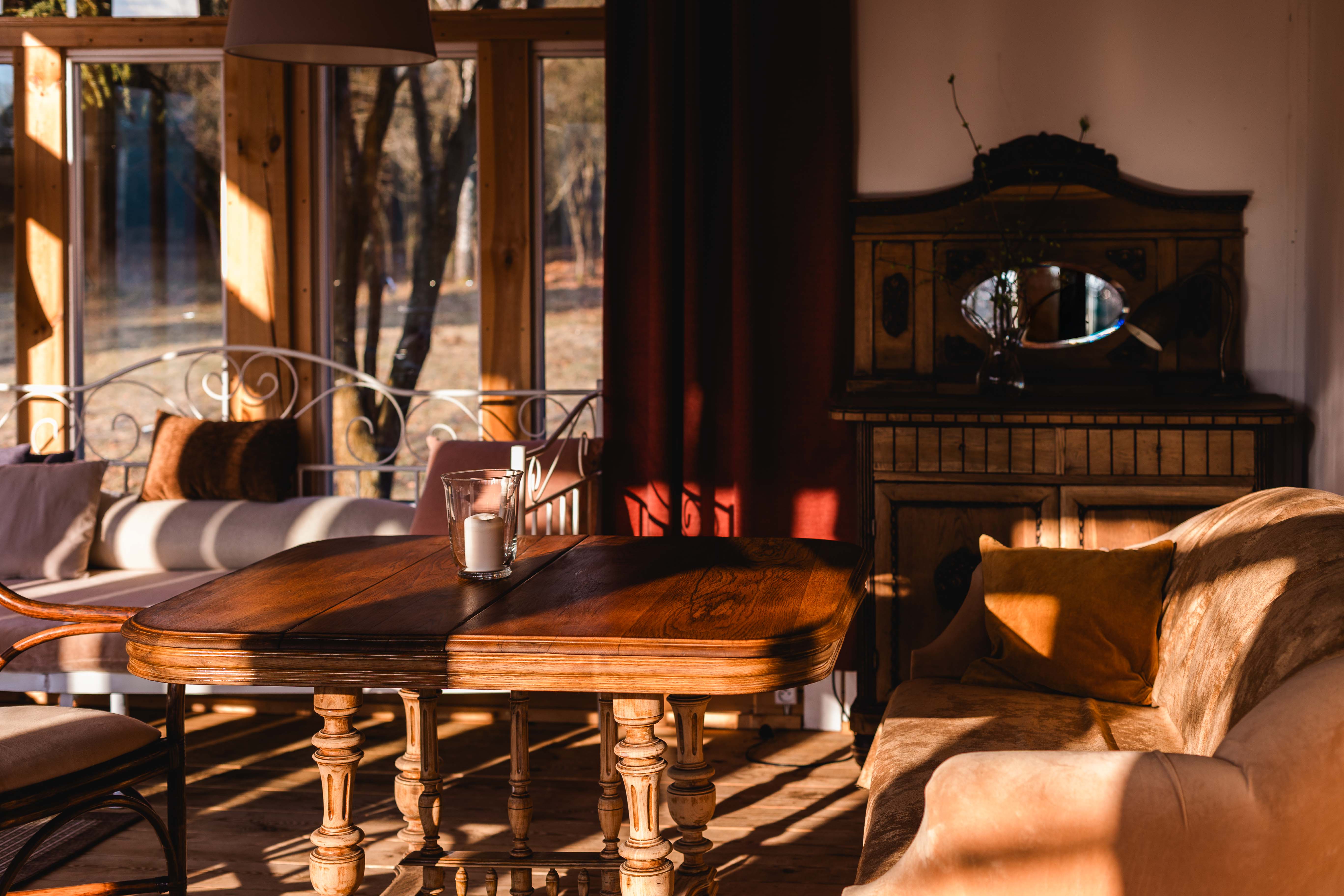 Przeszklona oranżeria z widokiem na las w Butterfly Factory