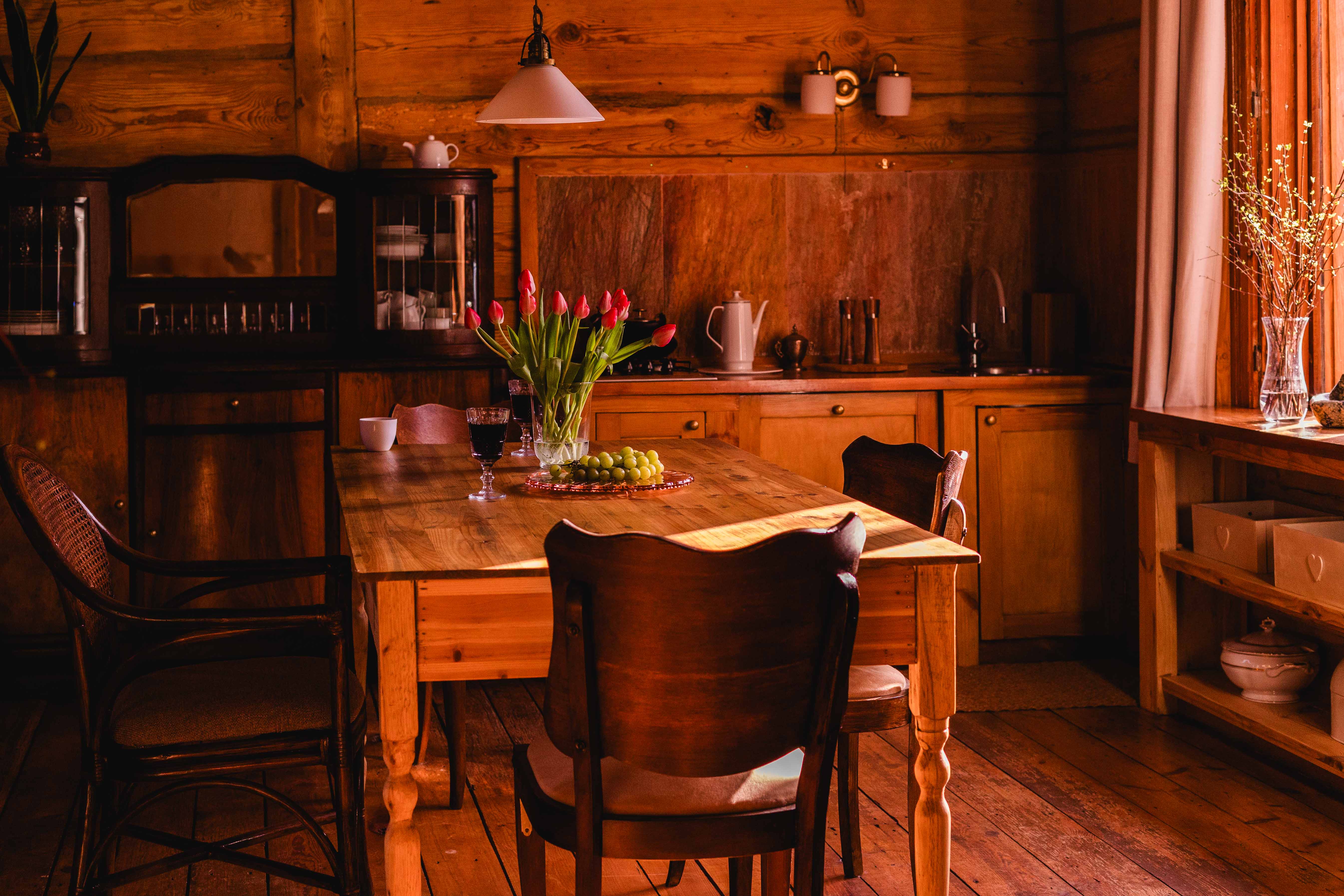 Stylowa sypialnia z drewnianymi elementami w Butterfly Factory